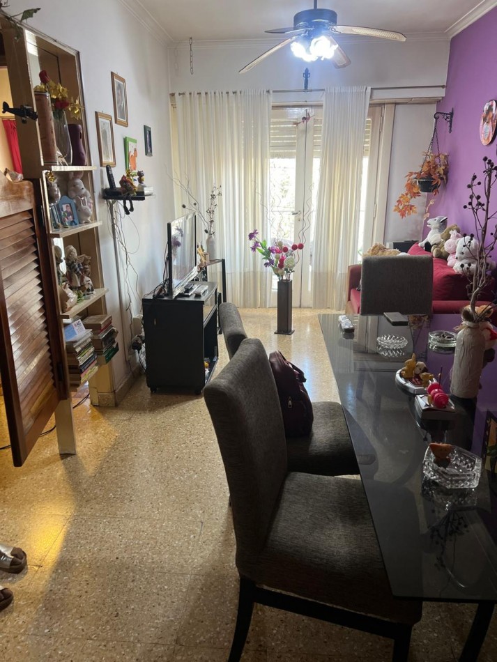 DEPARTAMENTO 3 AMB CON BALCON SALIENTE A LA CALLE EN 2° PISO POR ESCALERA. APTO CREDITO 