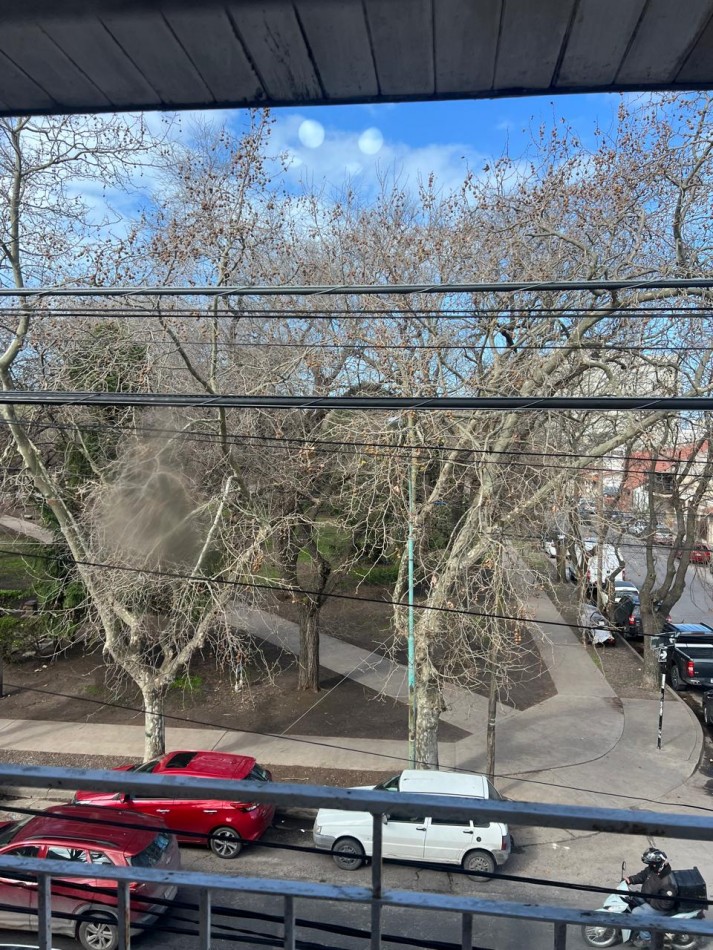 DEPARTAMENTO 3 AMB CON BALCON SALIENTE A LA CALLE EN 2° PISO POR ESCALERA. APTO CREDITO 