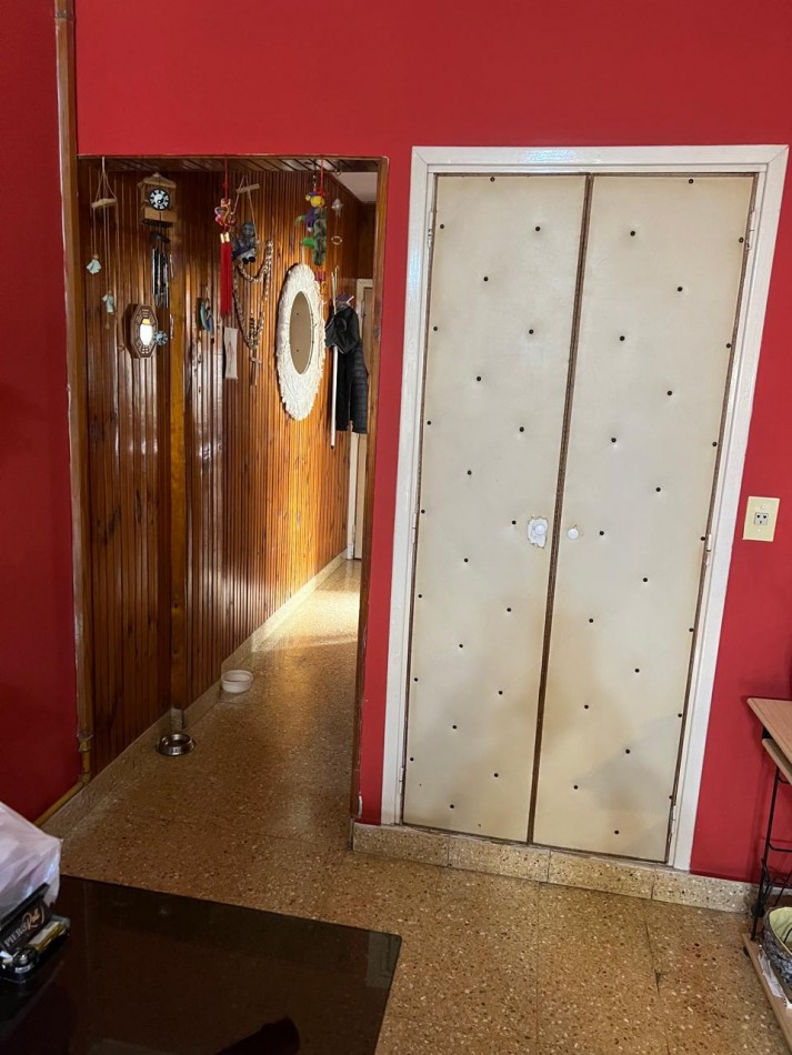 DEPARTAMENTO 3 AMB CON BALCON SALIENTE A LA CALLE EN 2° PISO POR ESCALERA. APTO CREDITO 