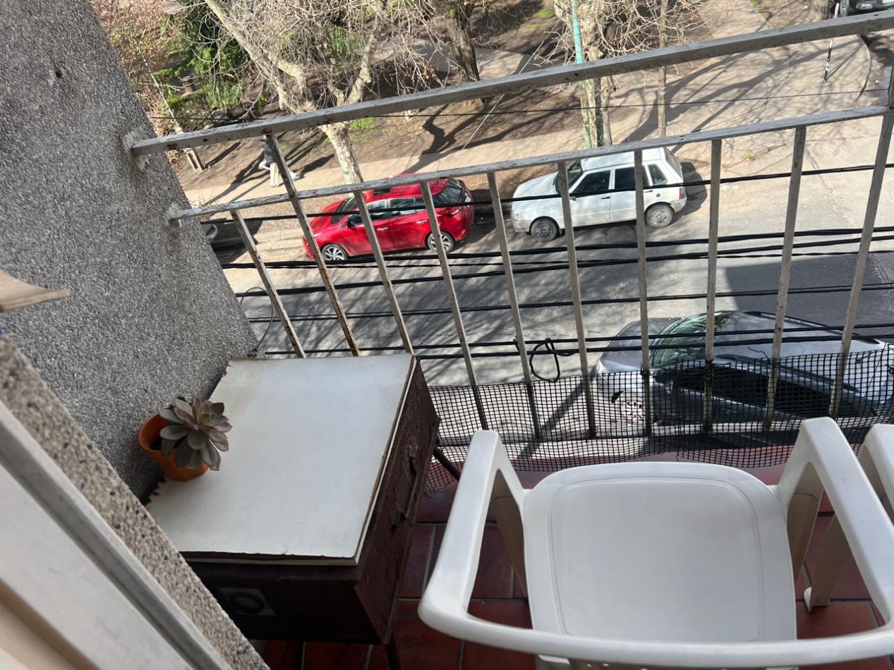 DEPARTAMENTO 3 AMB CON BALCON SALIENTE A LA CALLE EN 2° PISO POR ESCALERA. APTO CREDITO 