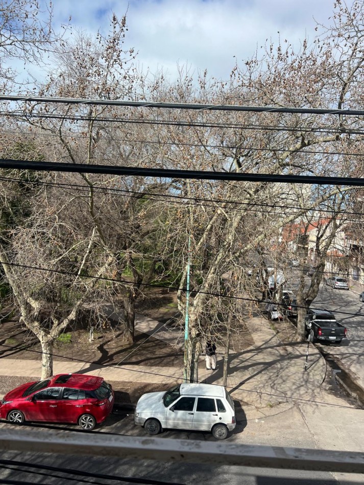 DEPARTAMENTO 3 AMB CON BALCON SALIENTE A LA CALLE EN 2° PISO POR ESCALERA. APTO CREDITO 