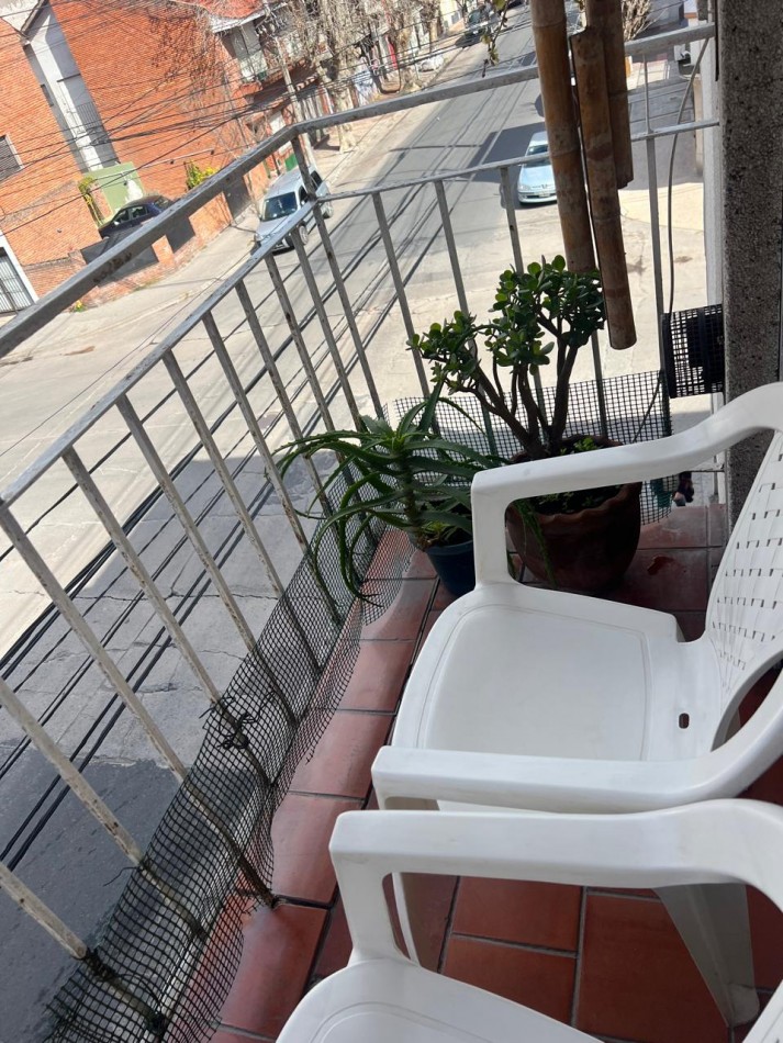 DEPARTAMENTO 3 AMB CON BALCON SALIENTE A LA CALLE EN 2° PISO POR ESCALERA. APTO CREDITO 