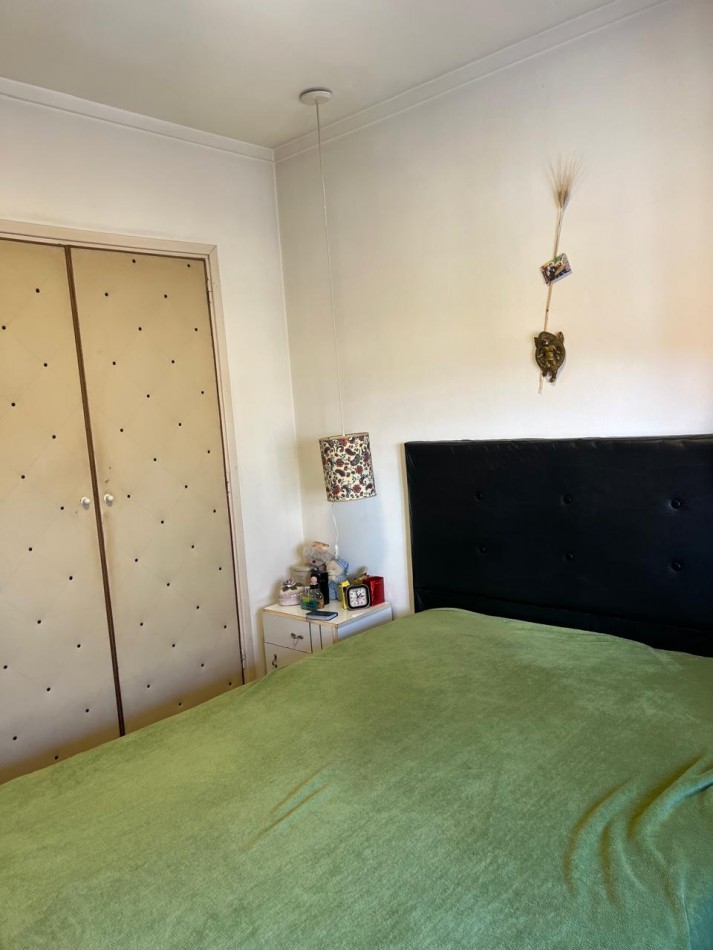 DEPARTAMENTO 3 AMB CON BALCON SALIENTE A LA CALLE EN 2° PISO POR ESCALERA. APTO CREDITO 