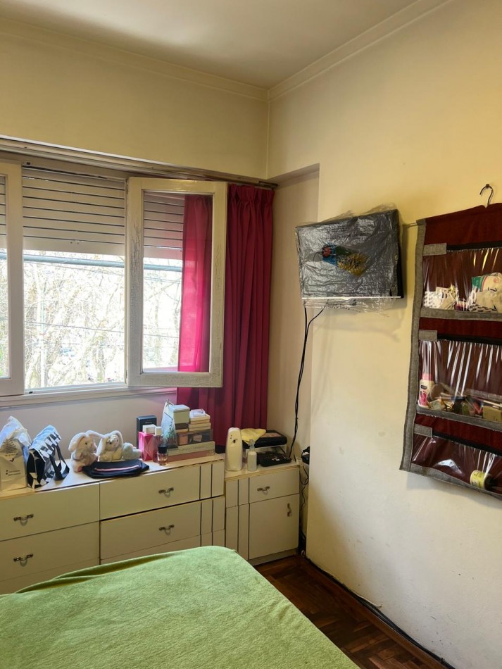DEPARTAMENTO 3 AMB CON BALCON SALIENTE A LA CALLE EN 2° PISO POR ESCALERA. APTO CREDITO 