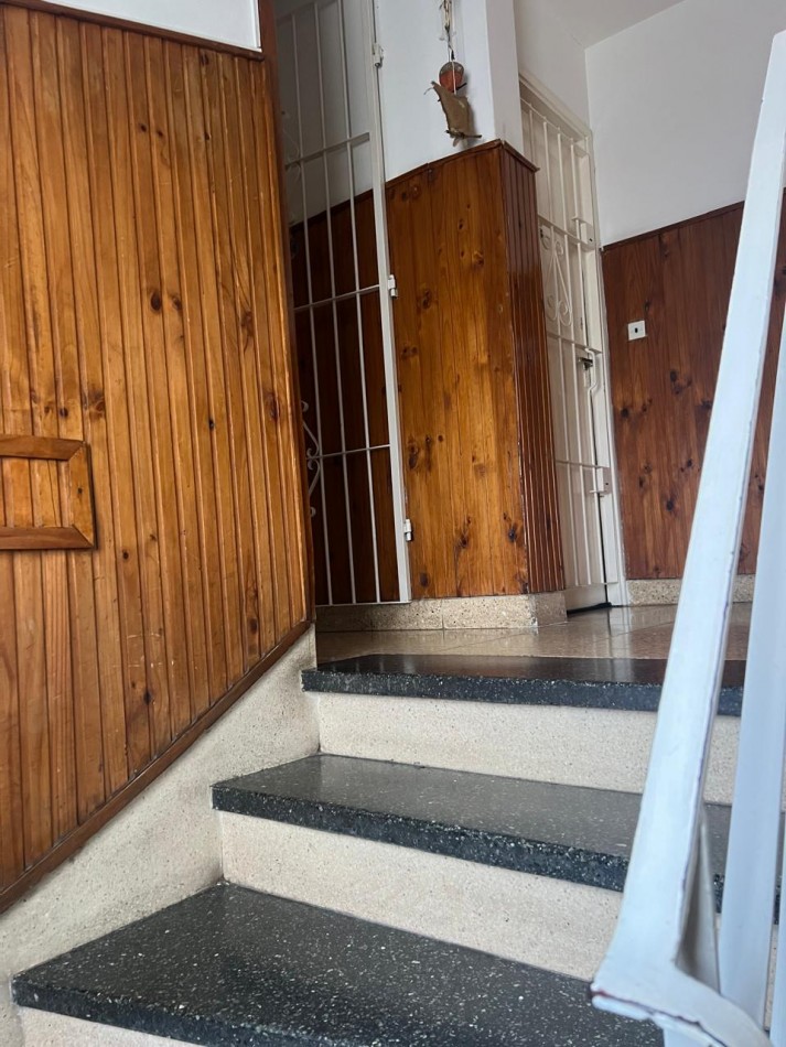 DEPARTAMENTO 3 AMB CON BALCON SALIENTE A LA CALLE EN 2° PISO POR ESCALERA. APTO CREDITO 