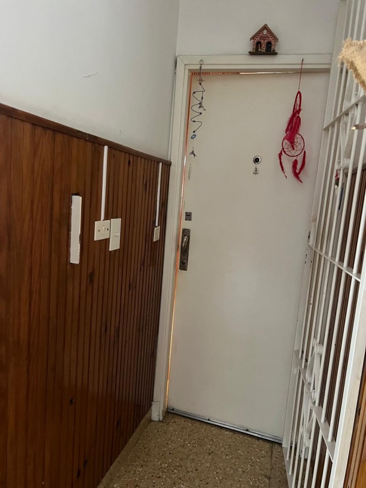 DEPARTAMENTO 3 AMB CON BALCON SALIENTE A LA CALLE EN 2° PISO POR ESCALERA. APTO CREDITO 