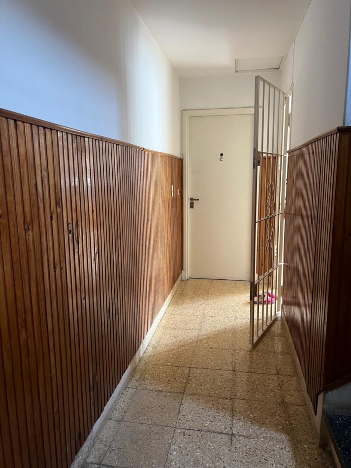 DEPARTAMENTO 3 AMB CON BALCON SALIENTE A LA CALLE EN 2° PISO POR ESCALERA. APTO CREDITO 