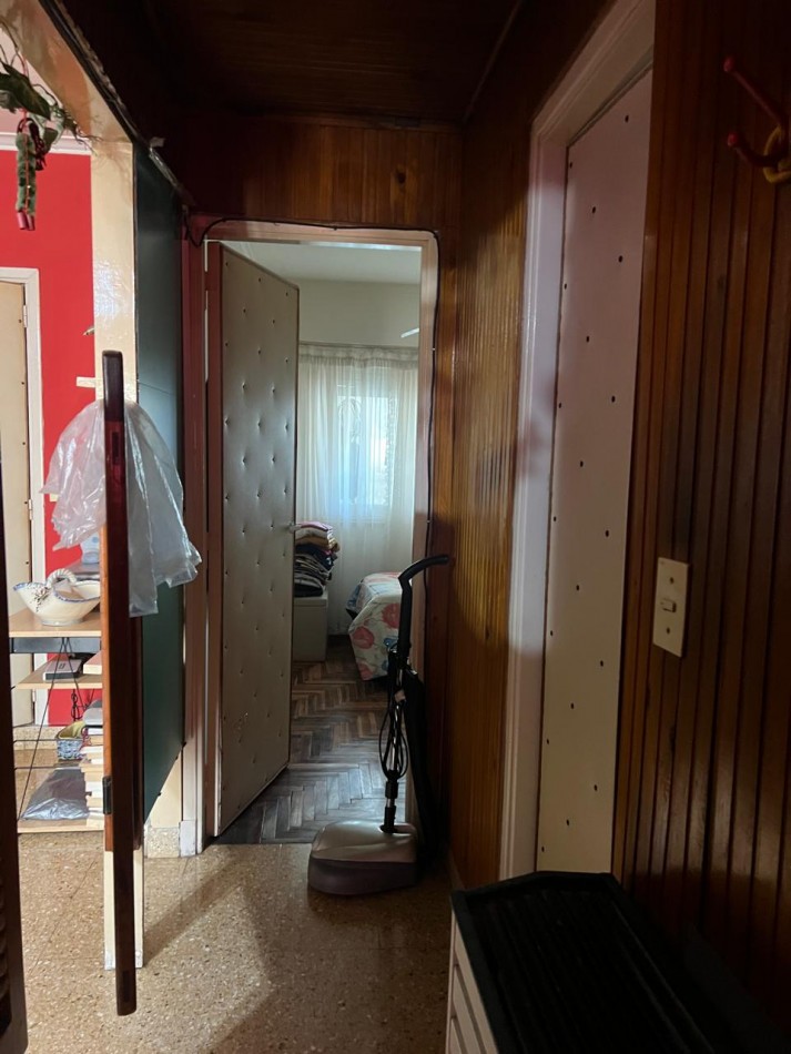 DEPARTAMENTO 3 AMB CON BALCON SALIENTE A LA CALLE EN 2° PISO POR ESCALERA. APTO CREDITO 