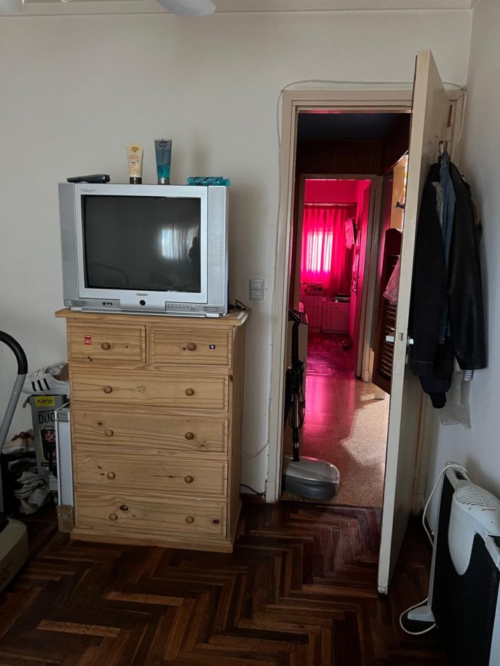 DEPARTAMENTO 3 AMB CON BALCON SALIENTE A LA CALLE EN 2° PISO POR ESCALERA. APTO CREDITO 