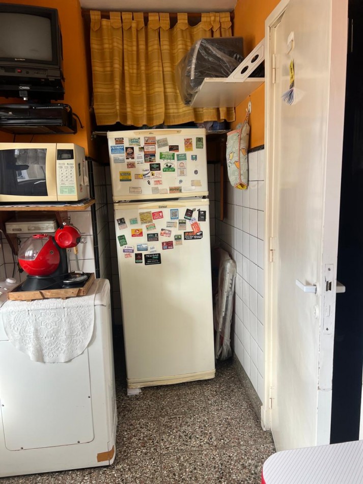 DEPARTAMENTO 3 AMB CON BALCON SALIENTE A LA CALLE EN 2° PISO POR ESCALERA. APTO CREDITO 