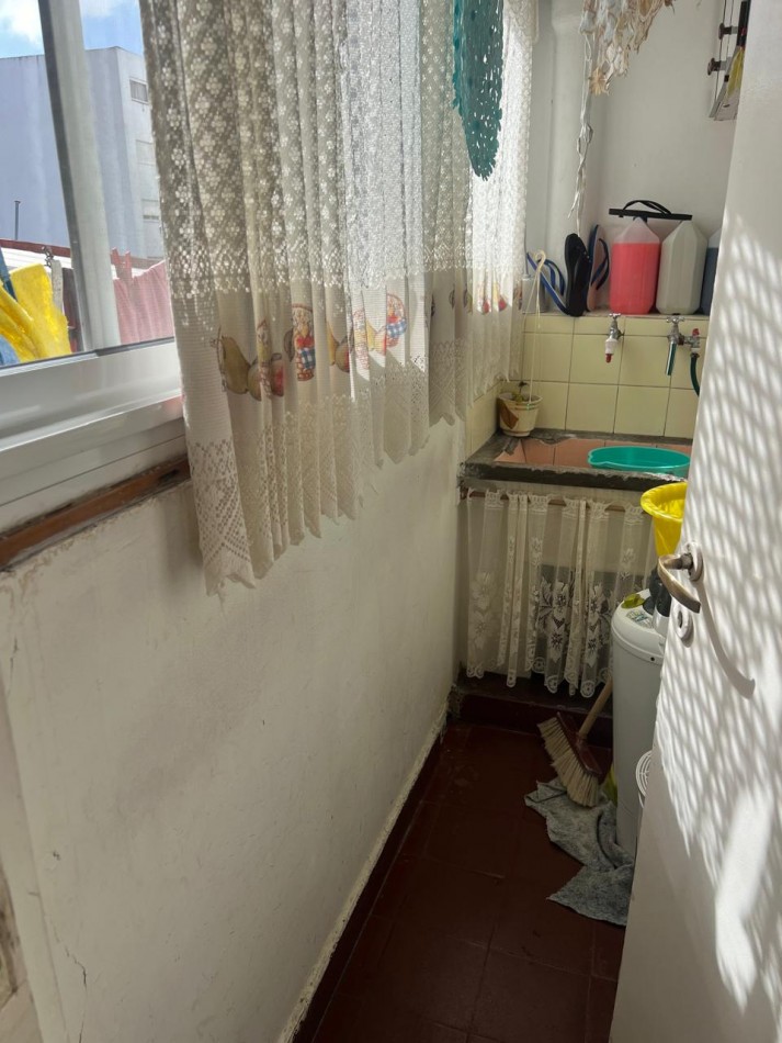 DEPARTAMENTO 3 AMB CON BALCON SALIENTE A LA CALLE EN 2° PISO POR ESCALERA. APTO CREDITO 