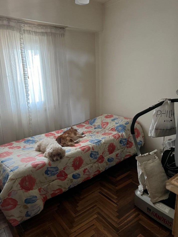 DEPARTAMENTO 3 AMB CON BALCON SALIENTE A LA CALLE EN 2° PISO POR ESCALERA. APTO CREDITO 