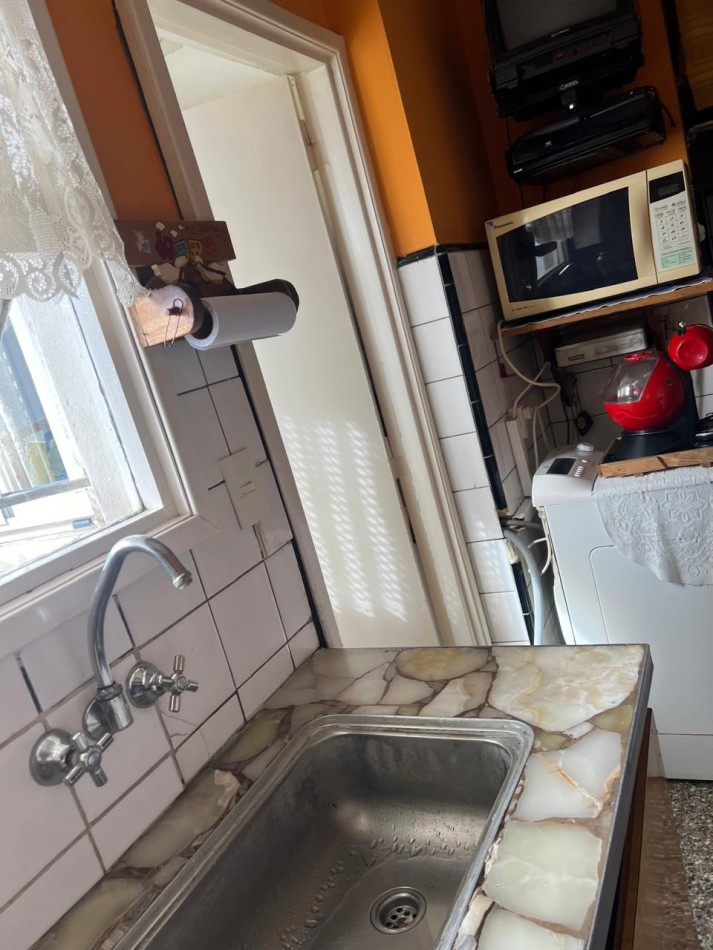 DEPARTAMENTO 3 AMB CON BALCON SALIENTE A LA CALLE EN 2° PISO POR ESCALERA. APTO CREDITO 