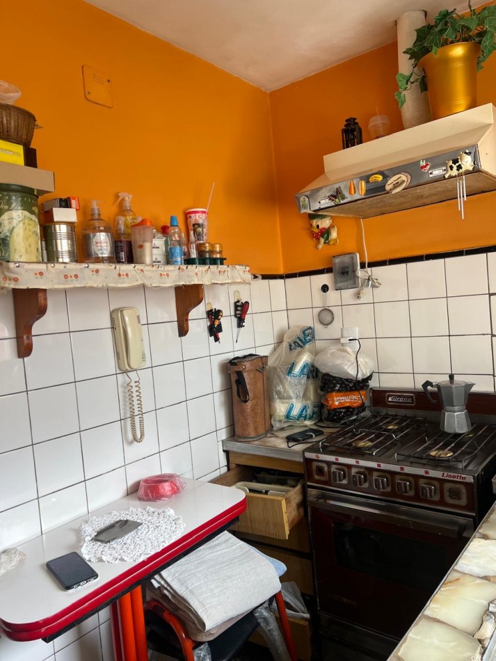 DEPARTAMENTO 3 AMB CON BALCON SALIENTE A LA CALLE EN 2° PISO POR ESCALERA. APTO CREDITO 
