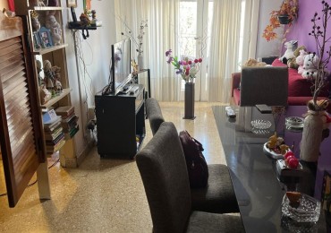 DEPARTAMENTO 3 AMB CON BALCON SALIENTE A LA CALLE EN 2° PISO POR ESCALERA. APTO CREDITO 