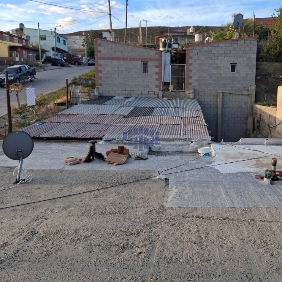 VENTA DE LOTE CON 4 VIVIENDAS UNIFAMILIARES EN ZONA SUR