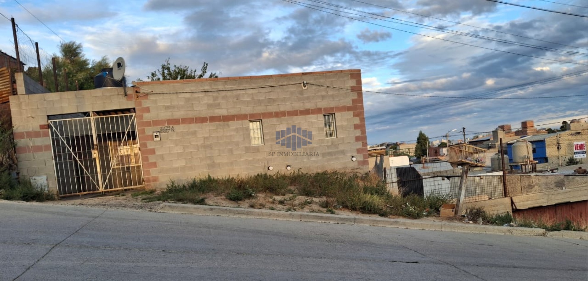 VENTA DE LOTE CON 4 VIVIENDAS UNIFAMILIARES EN ZONA SUR