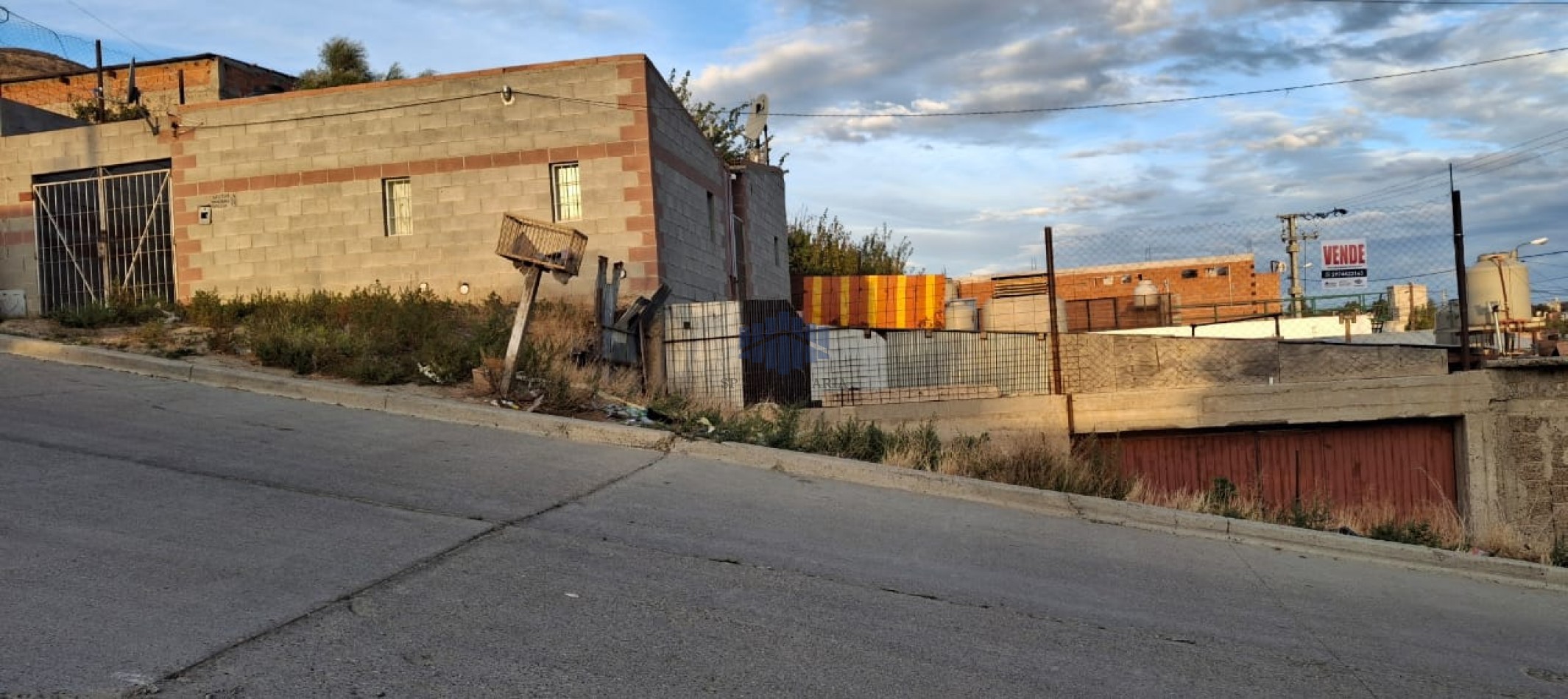 VENTA DE LOTE CON 4 VIVIENDAS UNIFAMILIARES EN ZONA SUR