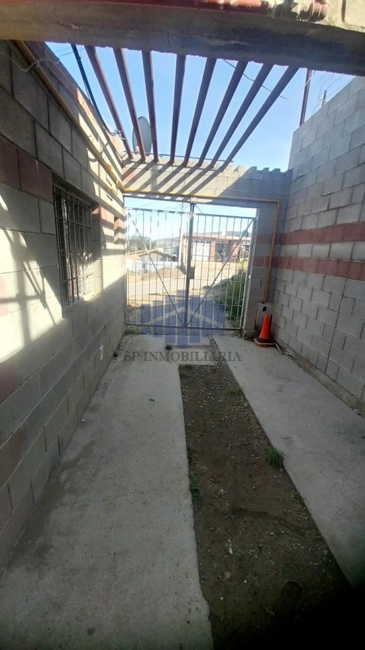 VENTA DE LOTE CON 4 VIVIENDAS UNIFAMILIARES EN ZONA SUR