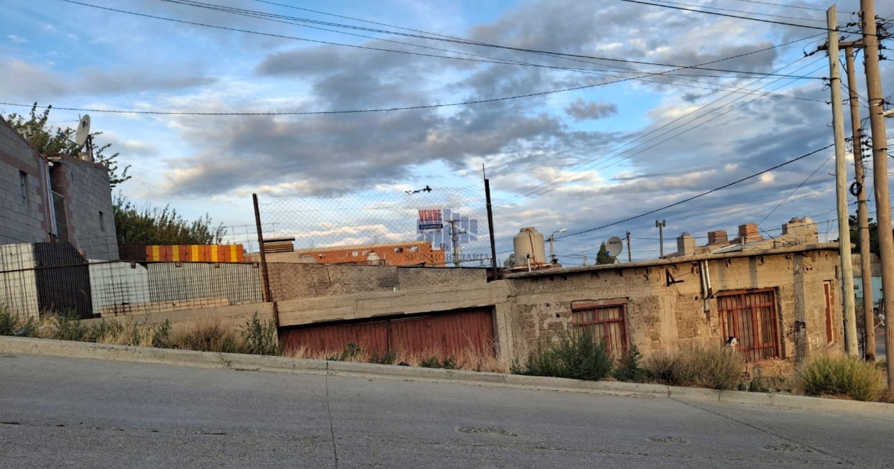 VENTA DE LOTE CON 4 VIVIENDAS UNIFAMILIARES EN ZONA SUR