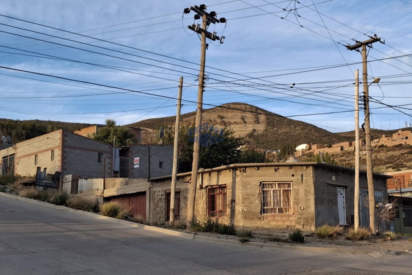 VENTA DE LOTE CON 4 VIVIENDAS UNIFAMILIARES EN ZONA SUR