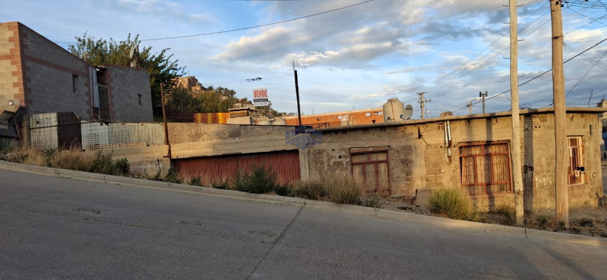 VENTA DE LOTE CON 4 VIVIENDAS UNIFAMILIARES EN ZONA SUR